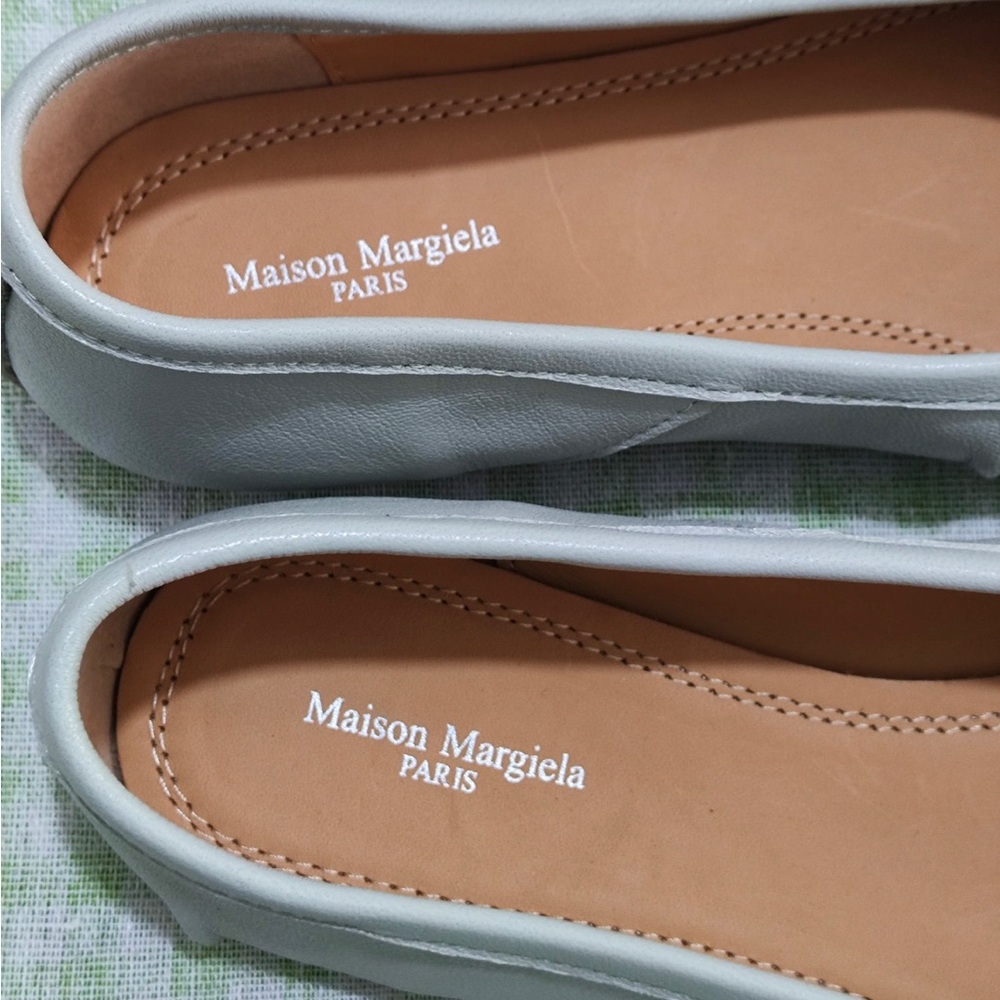 Maison Martin Margiela Light Gray Tabi Leather Flats - Picture 2 of 6